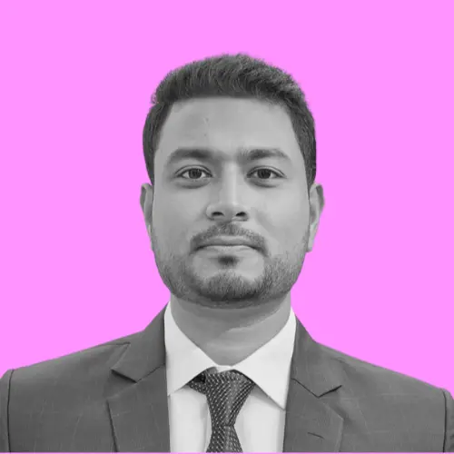 Porträt von Azizul Hakim Weber Newth, einem Mann mit dunklem Haar und Bart, der einen Anzug und eine Krawatte trägt, vor einem pinkfarbenen Hintergrund.