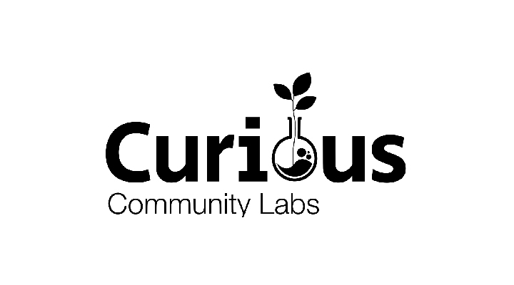 Logo von Curious Community Labs e.V. mit einem Reagenzglas, aus dem eine Pflanze wächst, als Teil des Wortes 'Curious'.