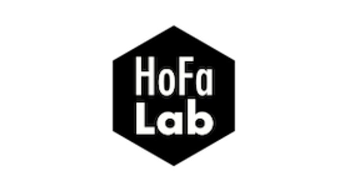 Das Logo des HoFa Labs, ein schwarzes Sechseck mit dem weißen Schriftzug „HoFa Lab“.